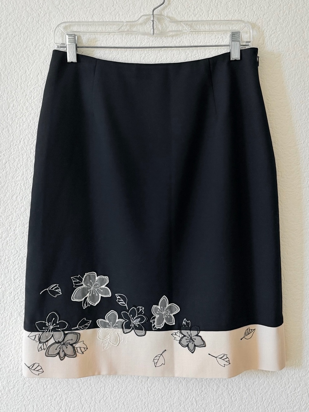 LOFT Black Floral Embroidered Hem Pencil Skirt (Size 4)